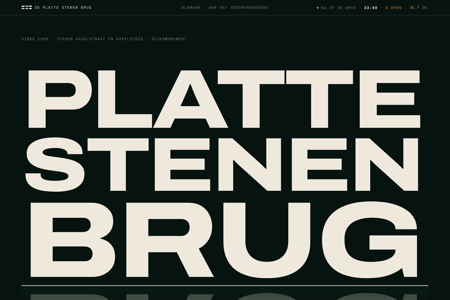 de platte stenen brug by night: the name in chalk capitals on water, the live clock at 23:00