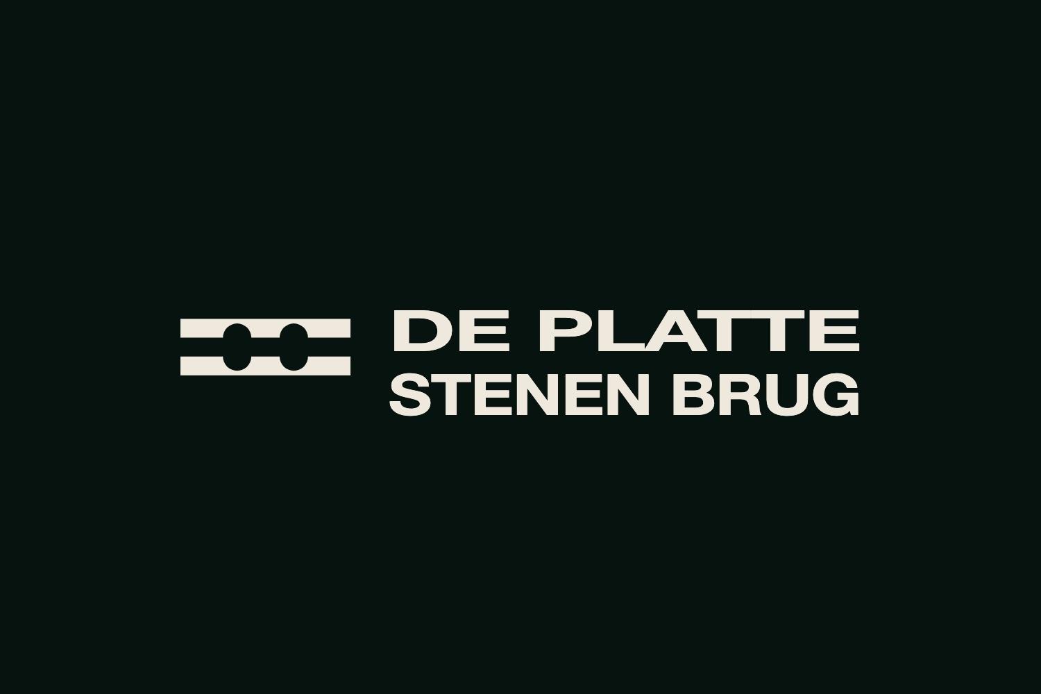 the horizontal lockup: the merkteken beside de platte stenen brug in two lines of wide capitals, chalk on water